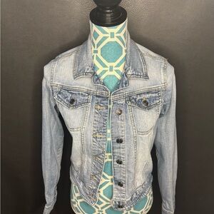 Mossimo Women’s Denim Jacket Size Small Light Wash Button Front Classic Trucker